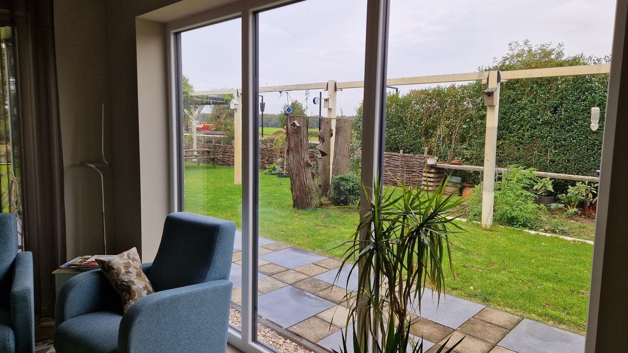 Het uitzicht op de stationsklok vanuit de woonkamer van Huub (foto: Tom Berkers).