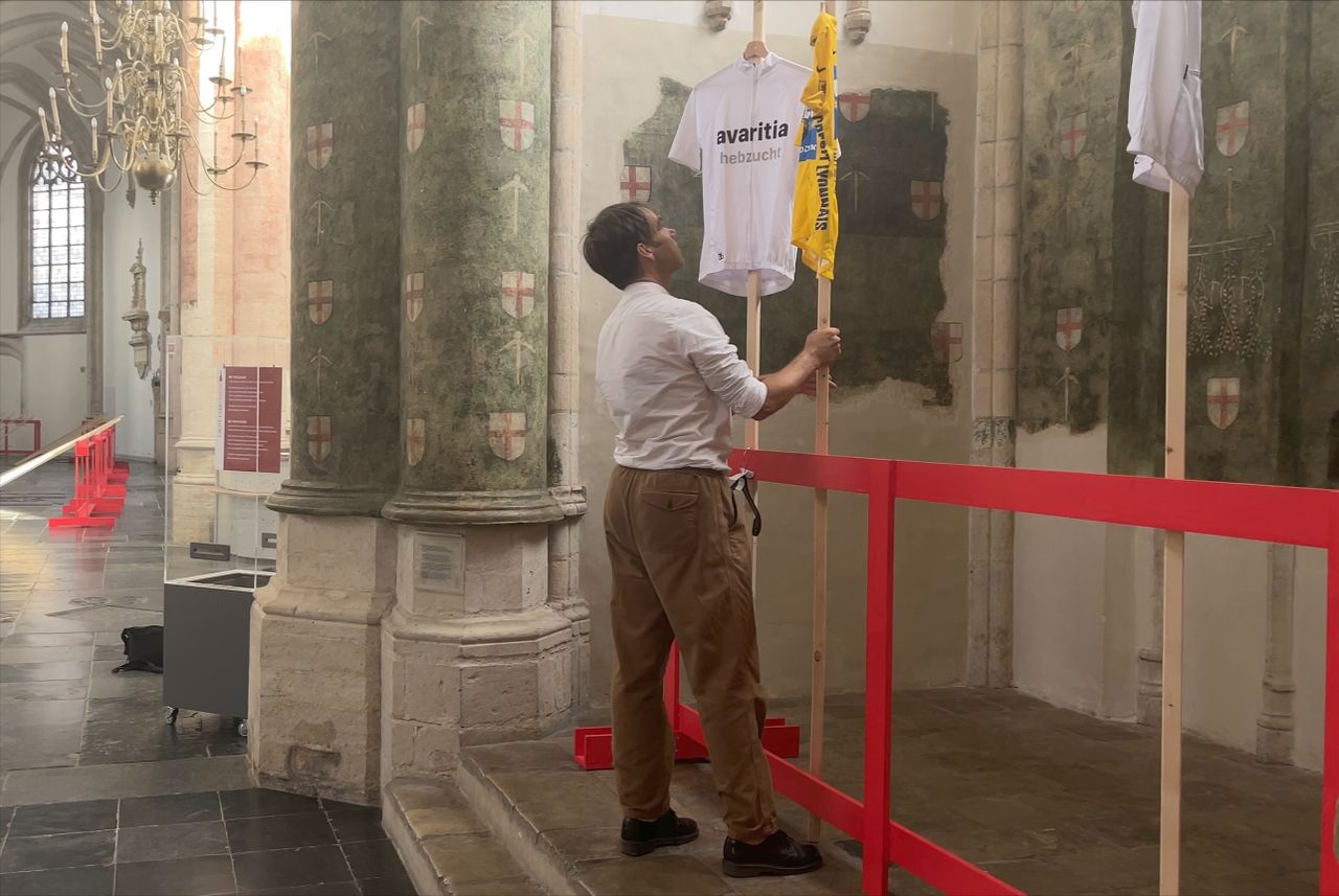 Ontwerper Jan Konings richt de expositie in.