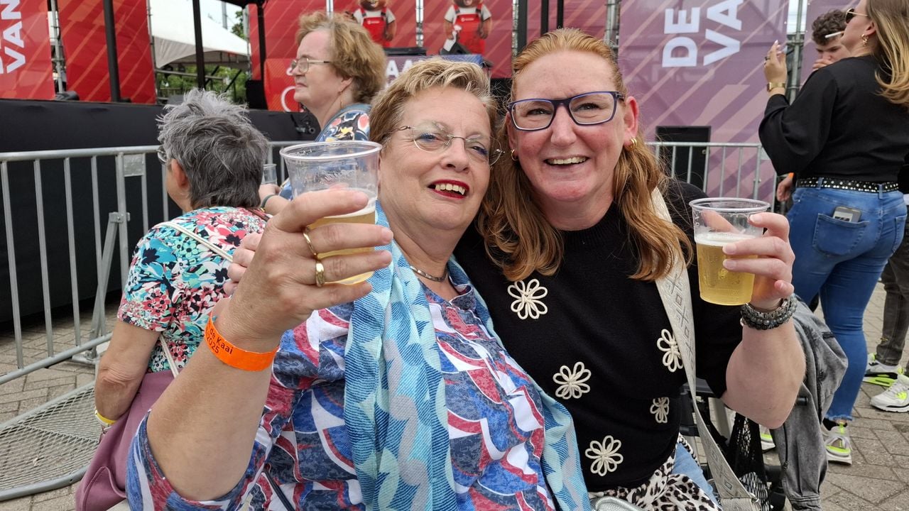 Feestvierders bij Draai van de Kaai (foto: Leon Voskamp)