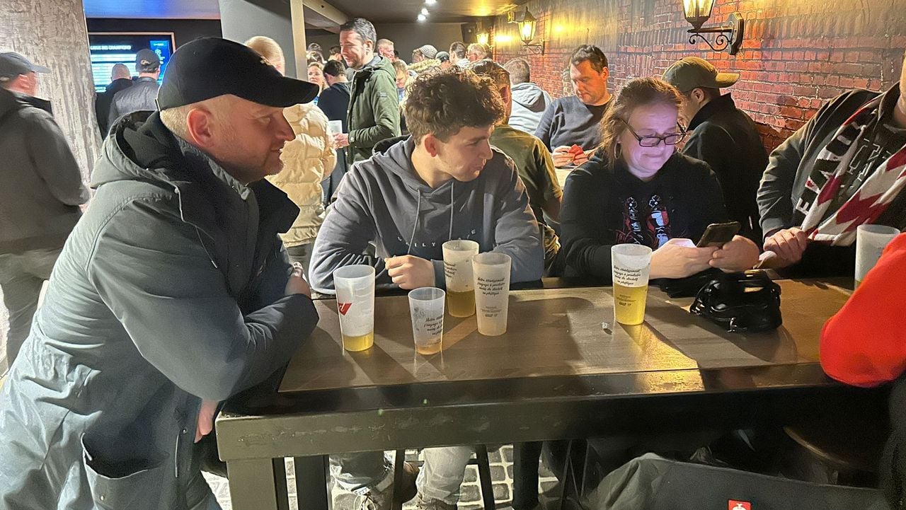 Perry, Milan en Tamara vermaken zich in een Franse kroeg (foto: Yannick Wezenbeek). 