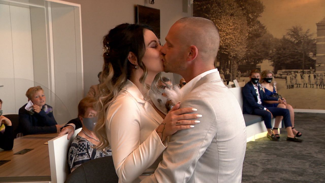 Roy en Lisanne bezegelen hun jawoord met een zoen.