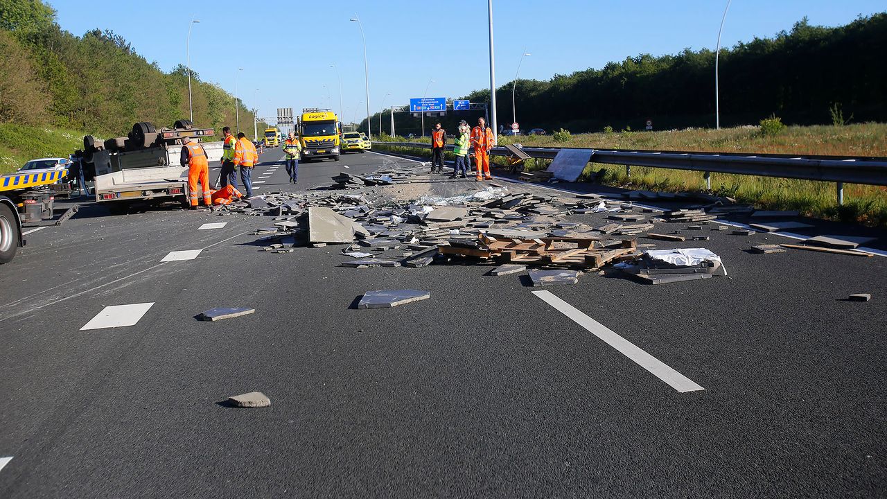 Het ongeluk veroorzaakte een ravage op de A2 (foto: Arno van der Linden/SQ Vision).