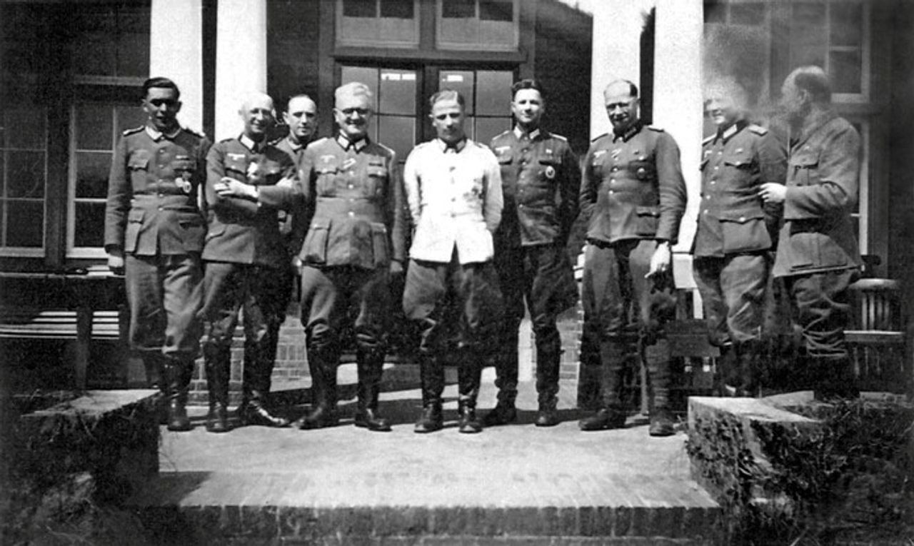 Commandant Ernst Schermuly (in wit uniform) van de Tataren-eenheid in Land van H en A   Foto genomen op Voorne Putten (Foto: collectie Johan van Doorn)  