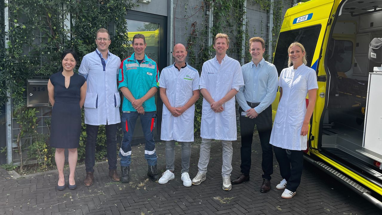 Verschillende zorgverleners werken met elkaar samen om het apparaatje in gebruik te kunnen nemen (foto: Rogier van Son).