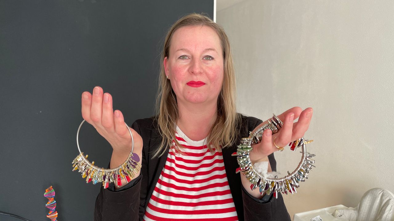 Netteke met Lucas' Tikkie-ringen: één ring voor elke ziekenhuisbehandeling, het zijn er honderden.