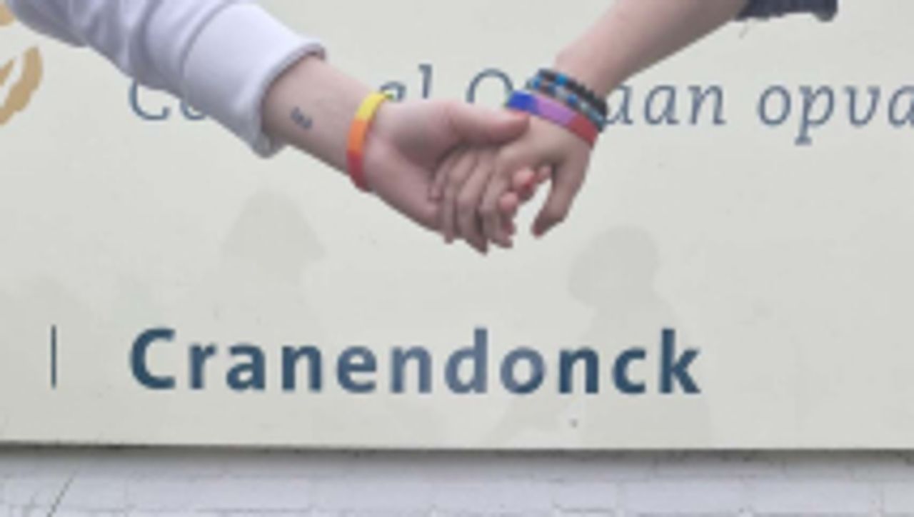 Volgens de vrouwen is hen afgeraden regenboogarmbanden dragen (eigen foto).