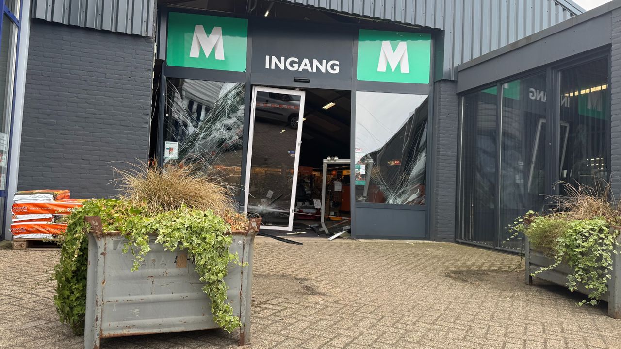 De ramkrakers zijn tussen de plantenbakken naar binnen gereden (foto: Omroep Brabant).