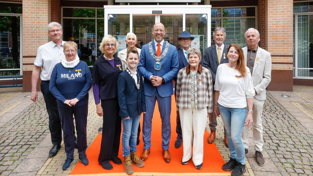 De onderscheiden inwoners van Valkenswaard, met helemaal links Ronald Dekker en tweede van rechts Corry Daalhof (foto: Jurgen van Hoof).