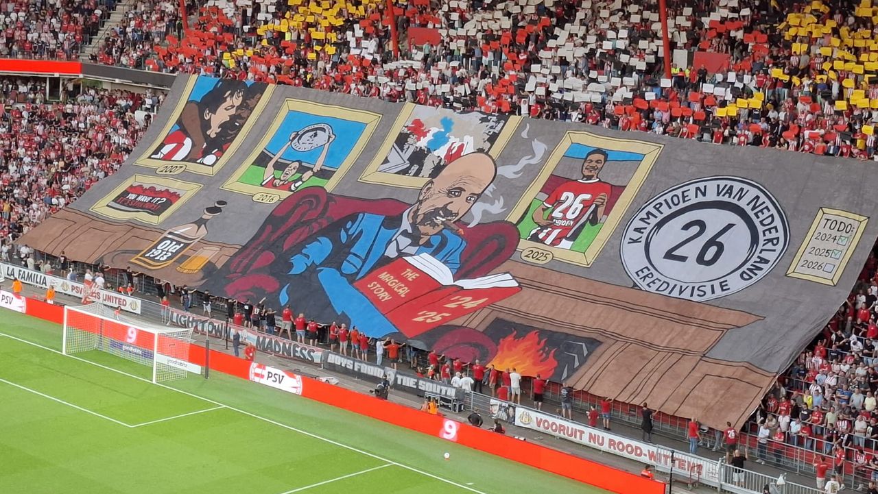 Een spandoek van de supporters van PSV. (Foto: Leon Voskamp)