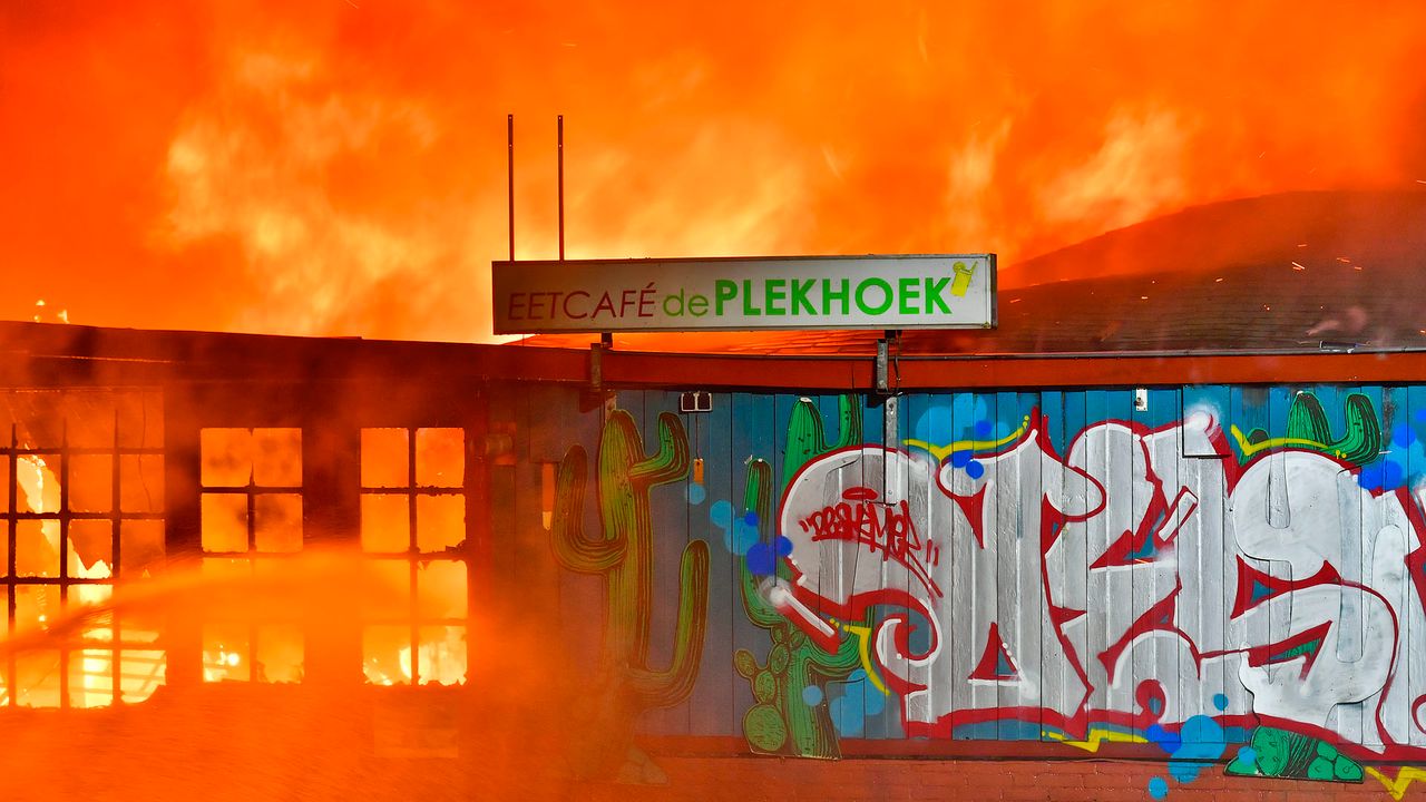 Er woedde een enorme brand op camping de Zwarte Bergen (foto: Ricio Vogels / SQ Vision).