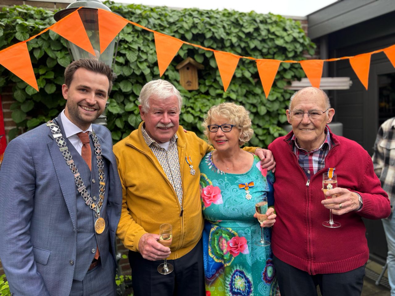 Burgemeester Teun Heldens, Wil van Gorp, Ans van Gorp en Karel Bennenbroek (foto: gemeente Heeze-Leende).