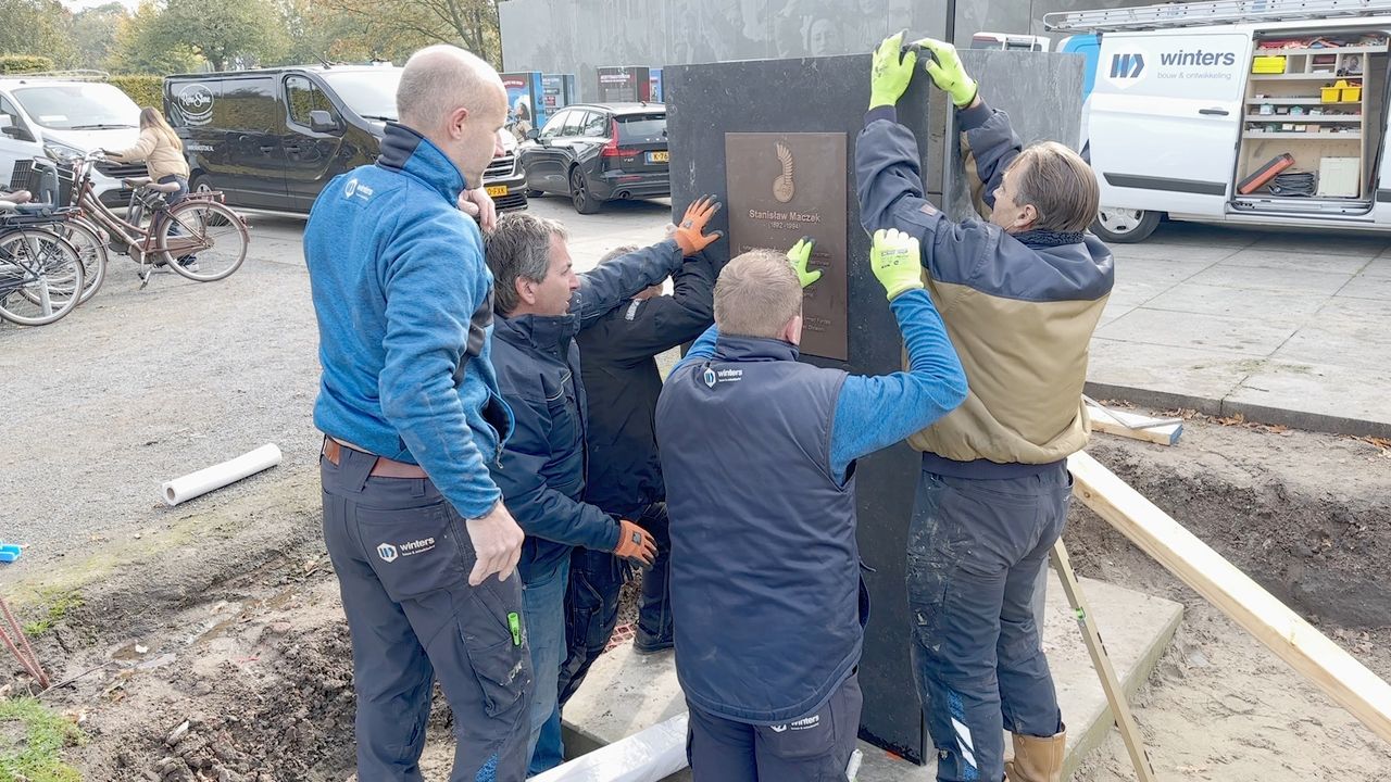 De voorbereiding voor de sokkel van generaal Maczek worden getroffen. 