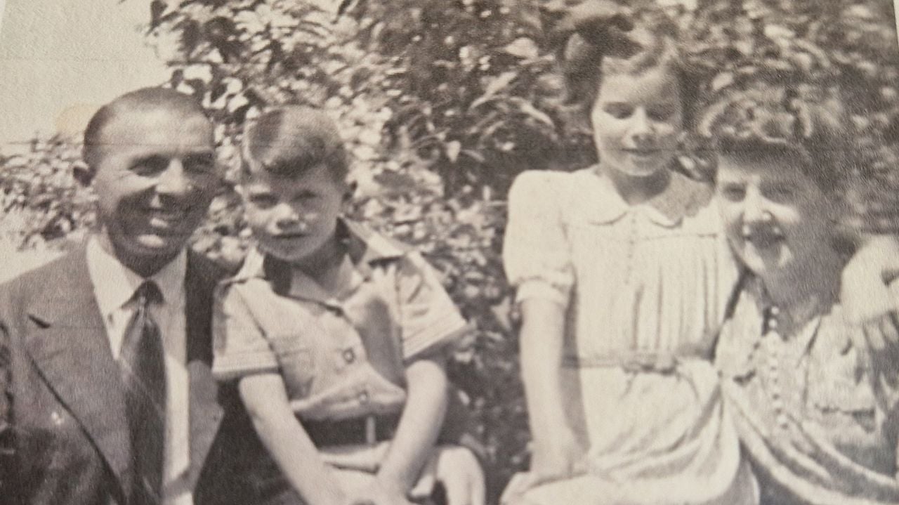 Het gezin Wijzenbeek, nog zonder Andy, met links vader Emanuel (uit familiearchief).