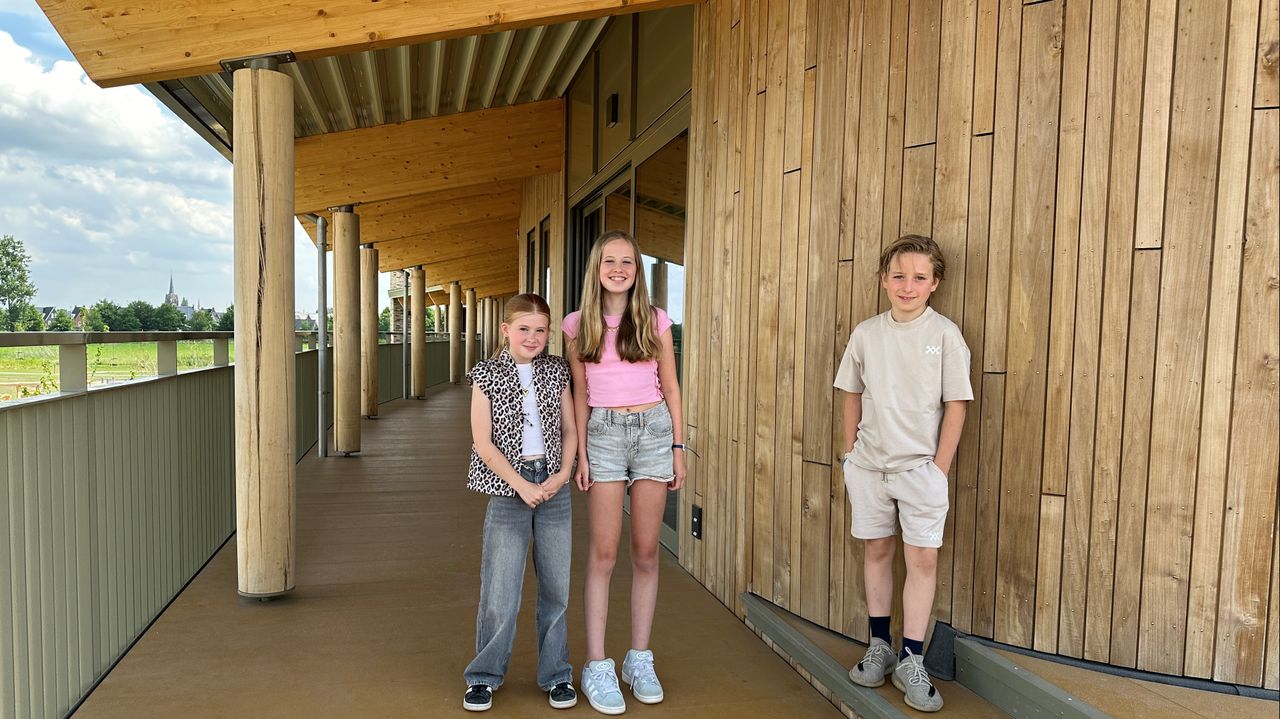 Thijs (rechts), Nina (midden) en Pip (links) zijn blij met hun schoolgebouw (foto: Rogier van Son).