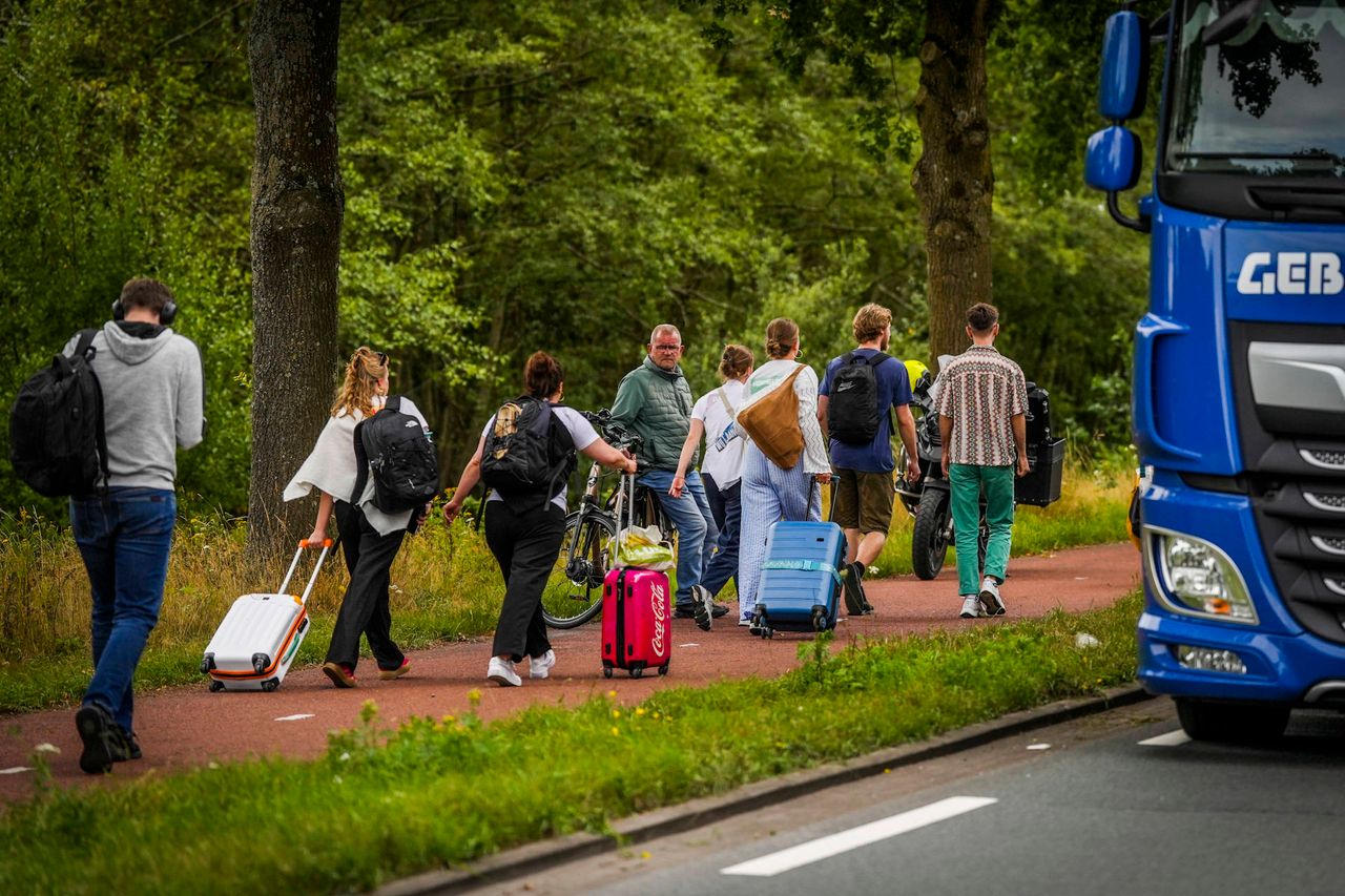 Mensen die het vliegtuig moesten halen, gingen te voet verder (foto: Persbureau Heitink).