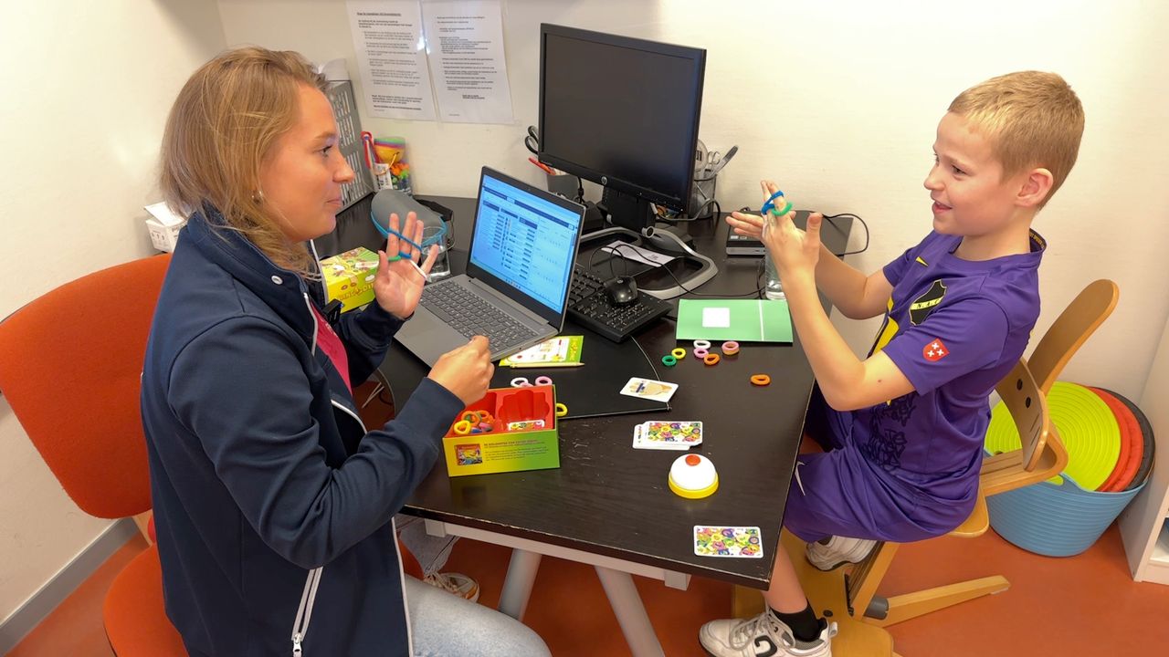 Kinderfysiotherapeut Isabelle Kranenburg aan de slag met Mike (foto: Ronald Sträter).