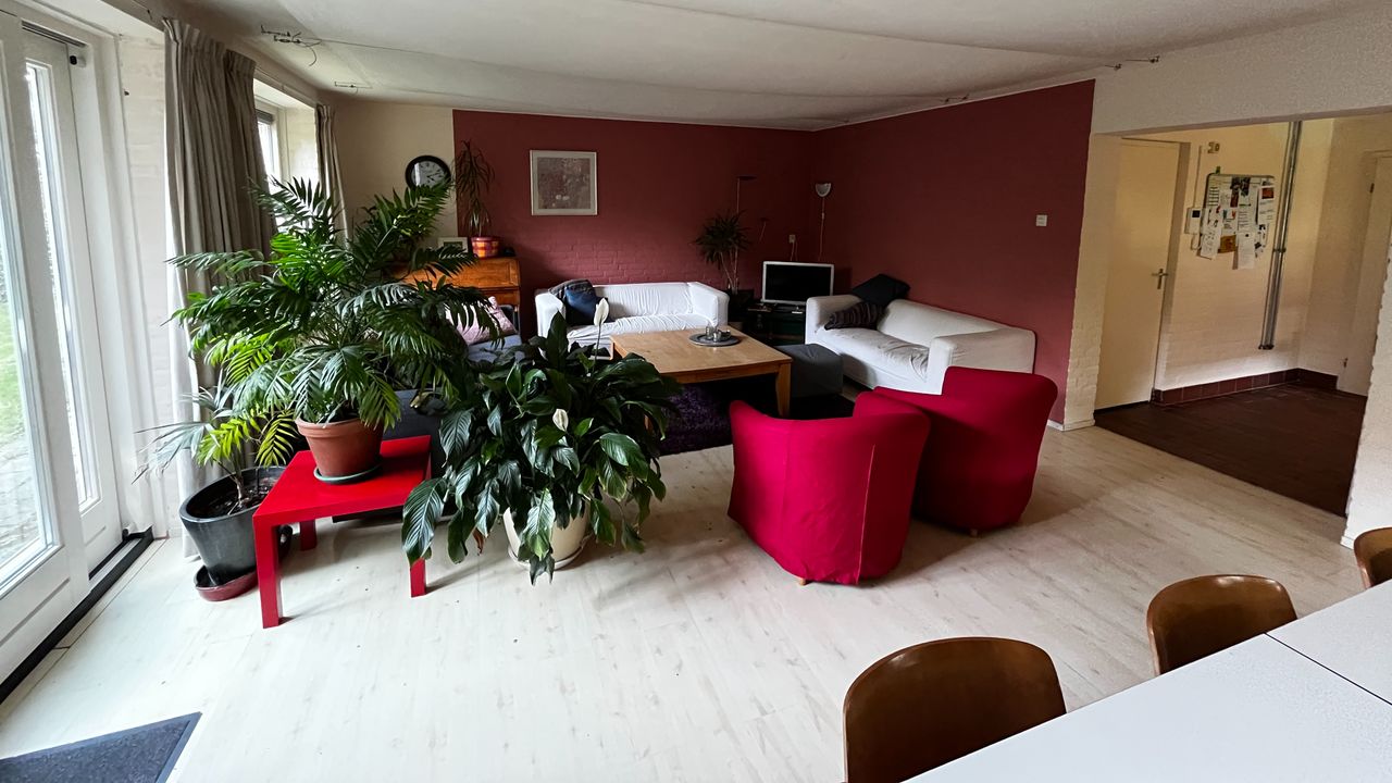 De gezamenlijke woonkamer in een van de tien huizenblokken (foto: Rogier van Son).