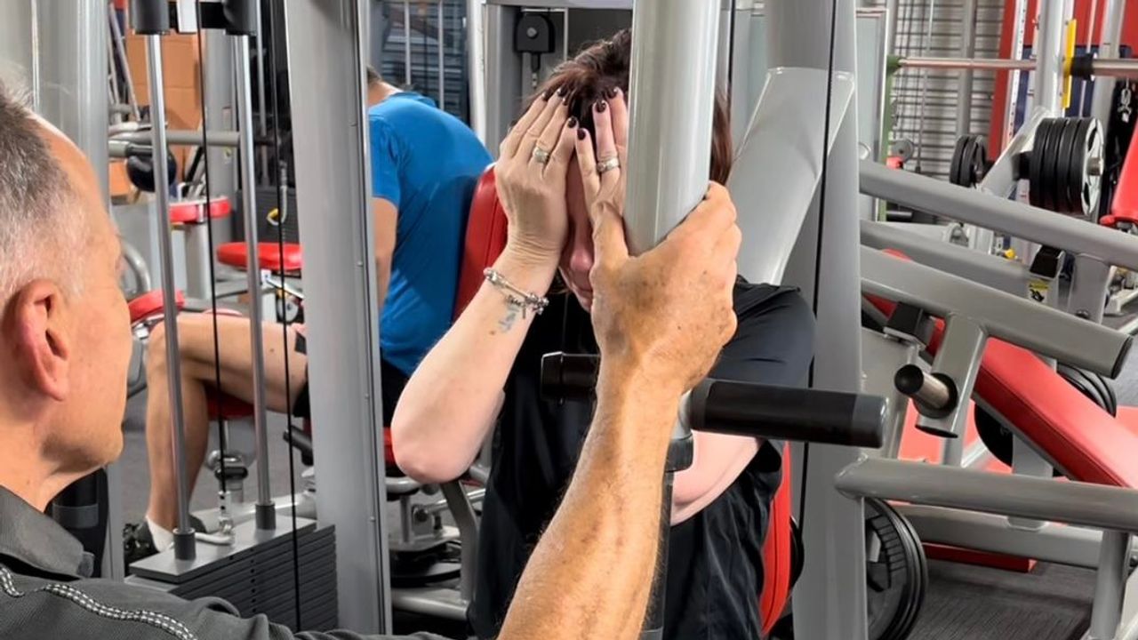 Ingrid reageert emotioneel als ze voor het eerst weer kan zitten (privéfoto).