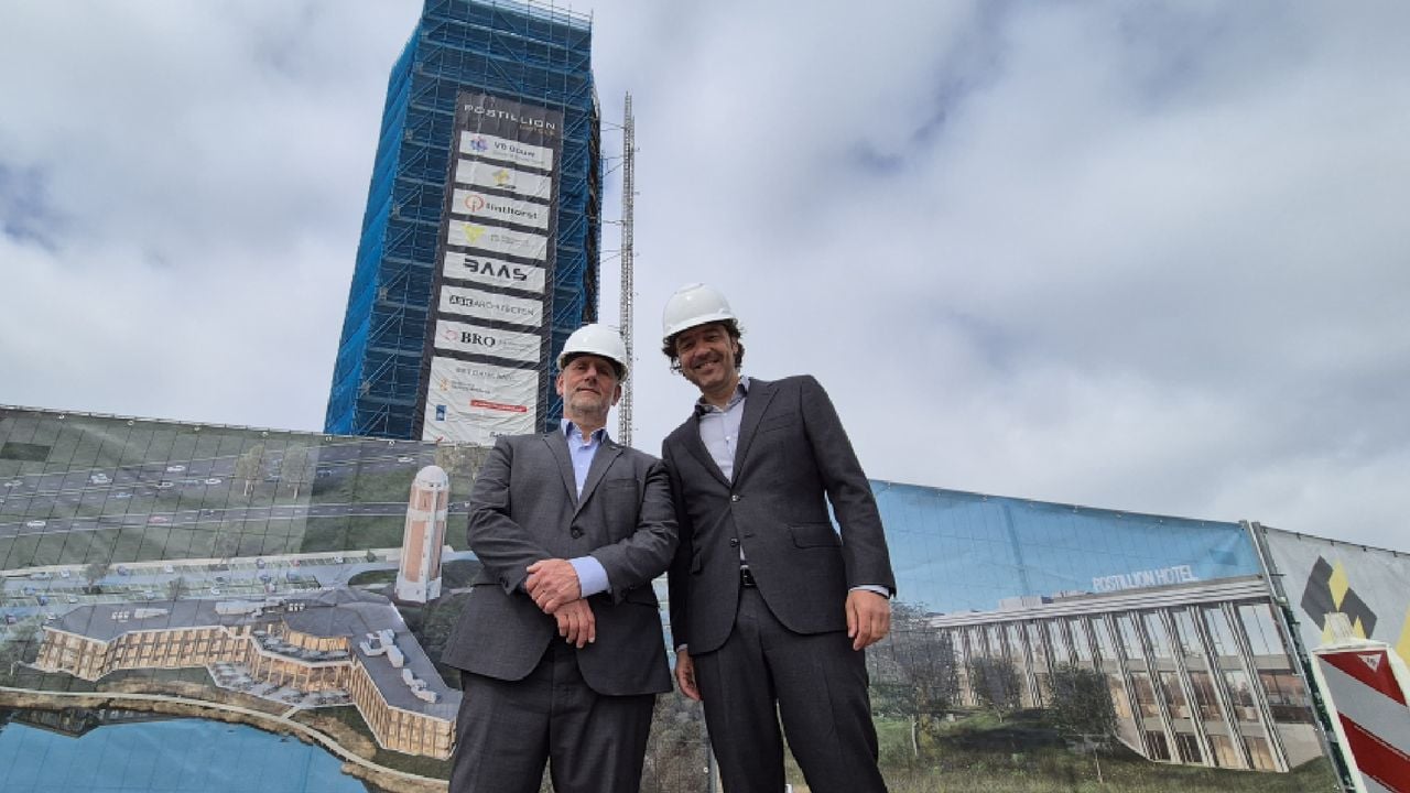Bram Polak (rechts), eigenaar van de watertoren, samen met directeur Hans Wibbens van Postillion Hotels (foto: Niek de Bruijn).