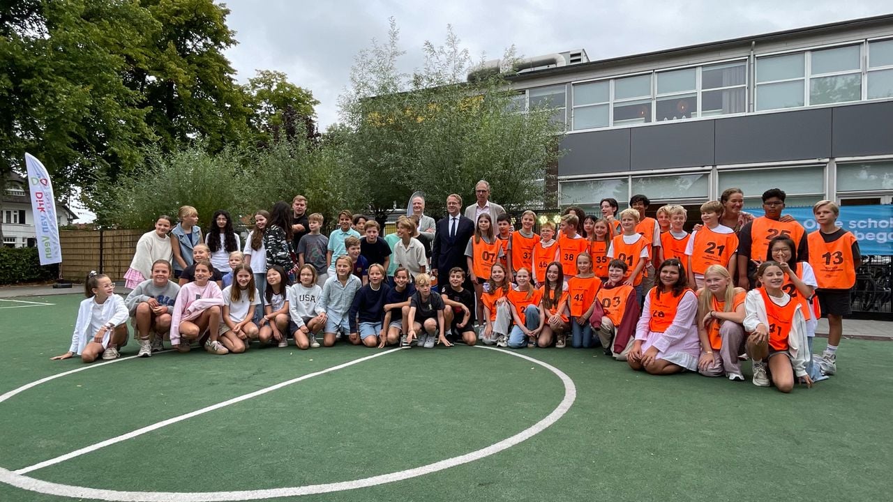 De minister is bij de opening van het schooljaar (foto: Raymond Merkx).