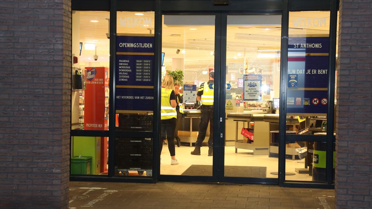 De politie doet onderzoek in de Jan Linders. (Foto: Marco van den Broek / SQ Vision Mediaprodukties)