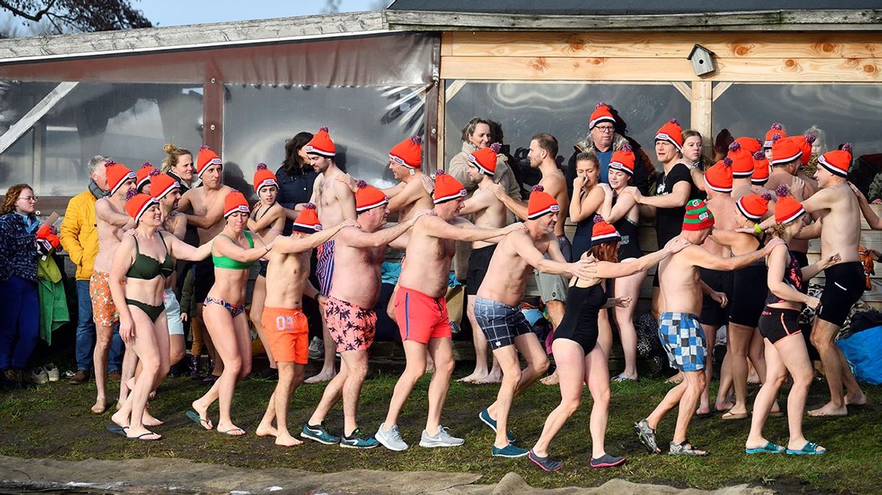 In Terheijden werd de polonaise ingezet als opwarmertje voor de nieuwjaarsduik (foto: Erald van der Aa).