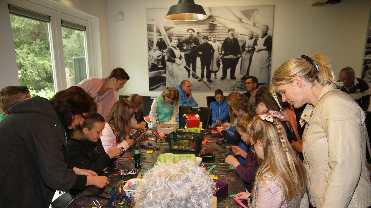 Jong en oud aan de slag (foto: Rinus Krijnen).