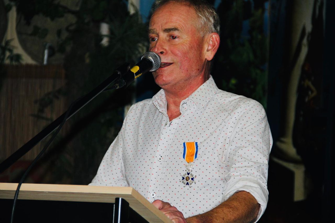 Mario drie weken voor zijn overlijden met zijn koninklijke onderscheiding 