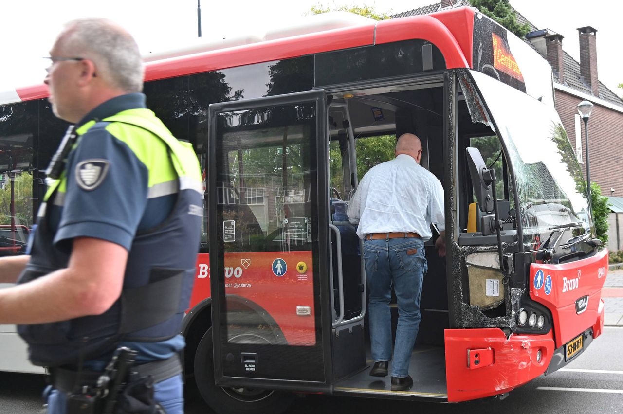 De buschauffeur werd een tijdje opgehouden (foto: Perry Roovers/Persbureau Heitink).