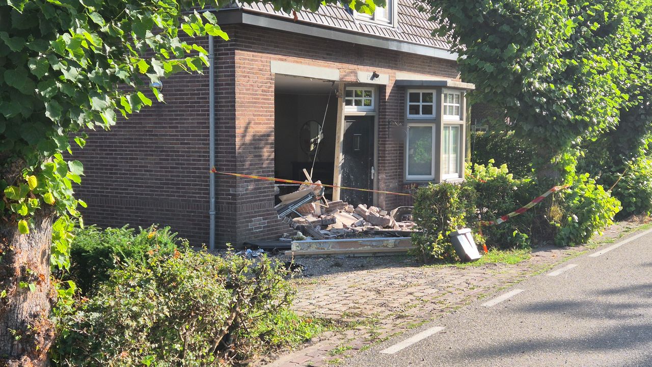 De ravage bij het huis was groot de ochtend na de crash (foto: Collin Beijk).