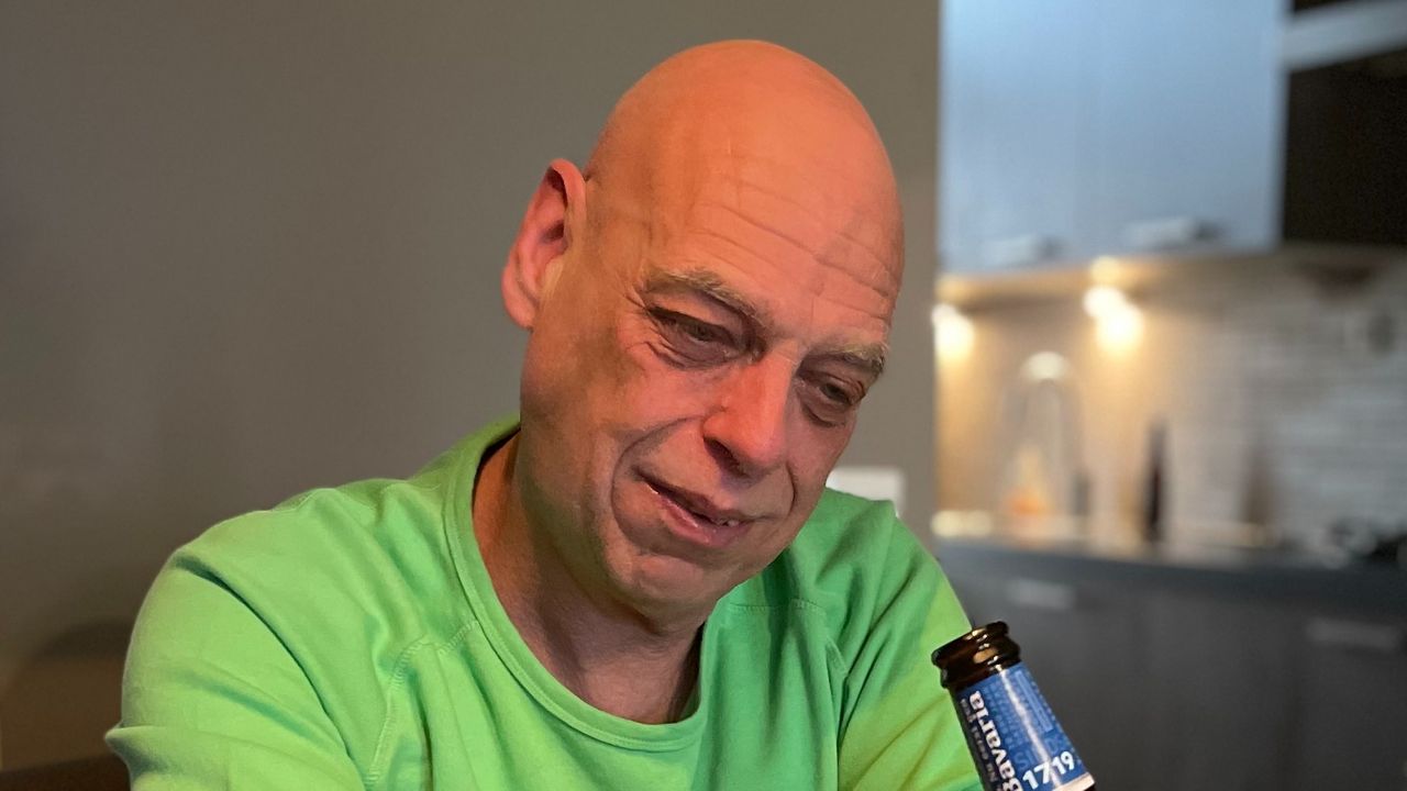 Normaalgesproken zou Jan nu met zijn maatje Arno een pilsje drinken. 