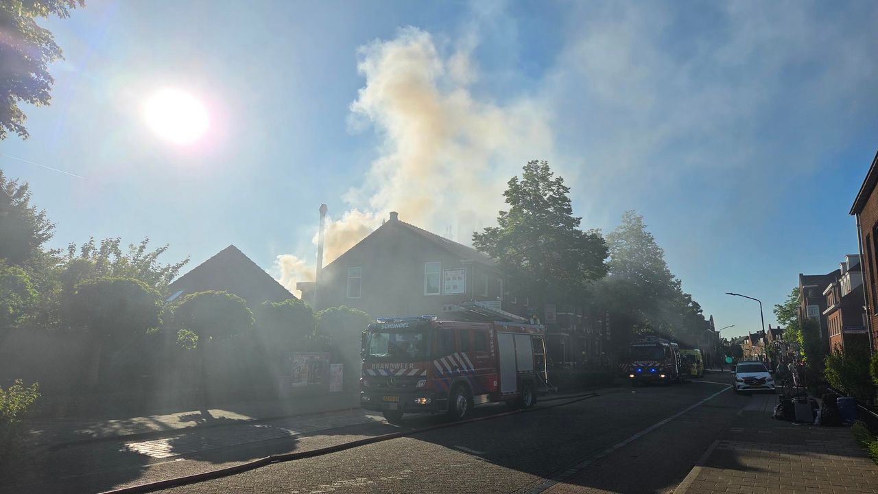 Bij de brand kwam veel rook vrij (foto: Noël van Hooft).