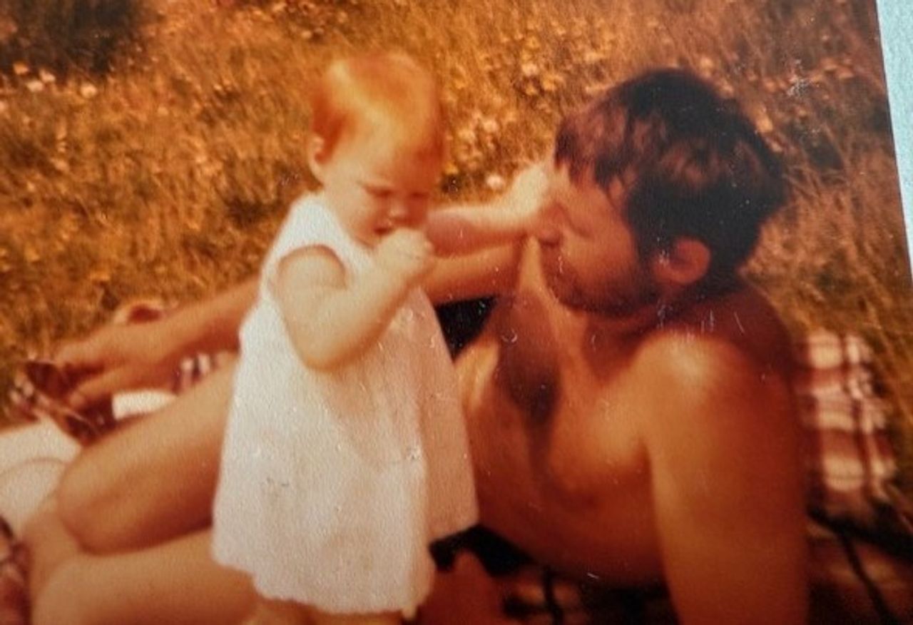 Kleine Anke en papa Harrie op vakantie in Scandinavië (foto: privéarchief).