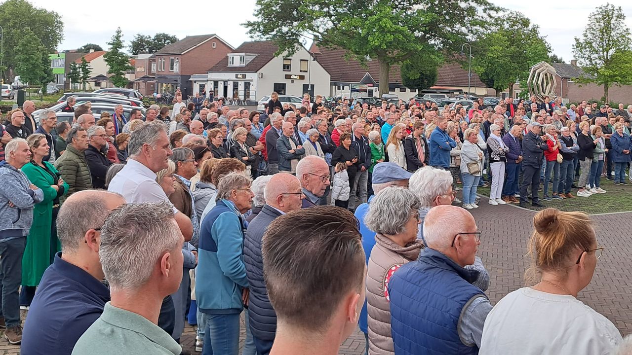 Drukte bij de huldiging in Neerkant (foto: Leon Voskamp).
