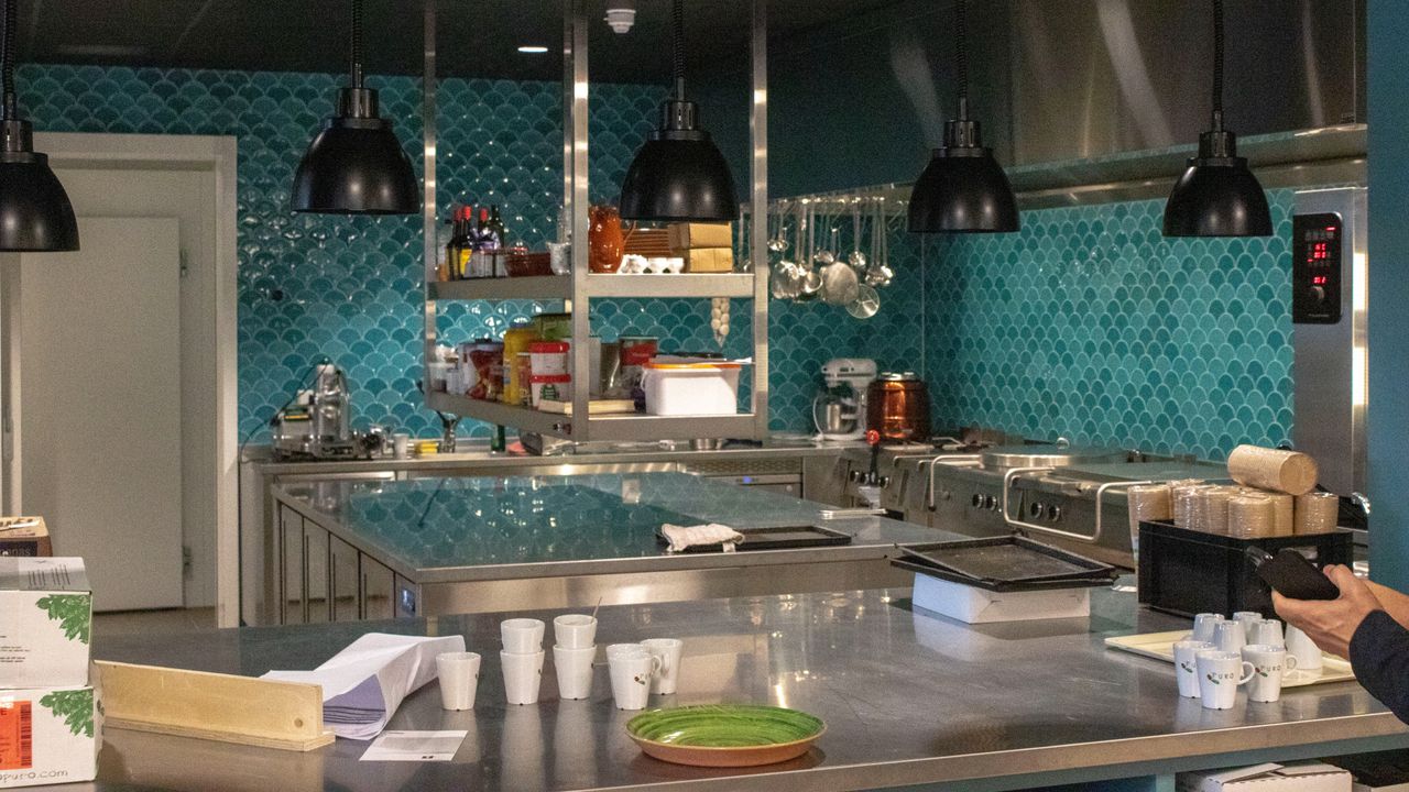 De keuken van het restaurant (foto: Jason Gerritsen/Dit is Helmond)