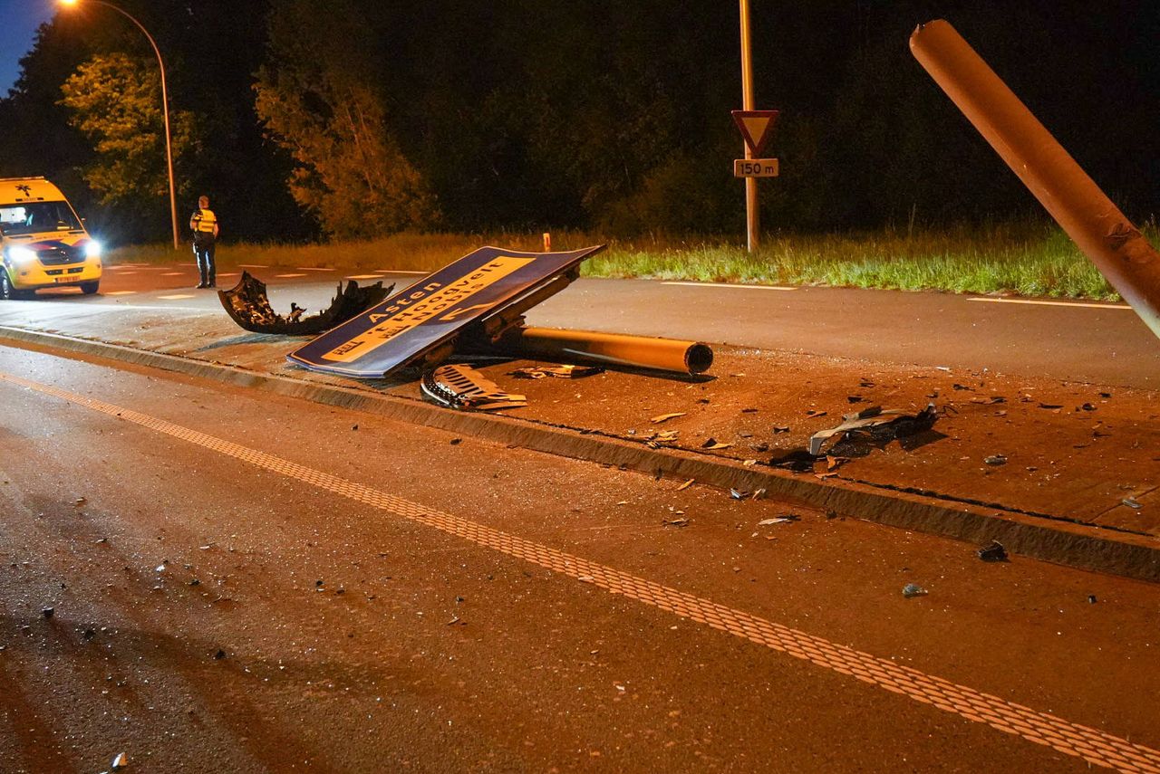 De omver gereden bewegwijzering (foto: Harrie Grijseels/Persbureau Heitink).