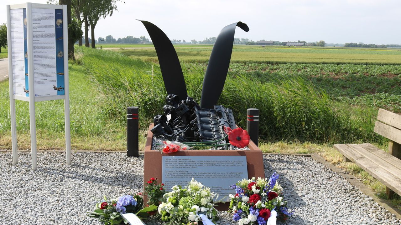 Het oorlogsmonument in Werkendam dat dinsdagmiddag beschadigd raakte door een vrachtwagen (foto: Corine Koek-Maasdam).