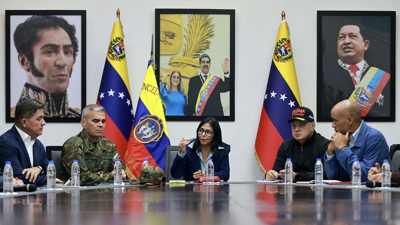 Interim-leider Delcy Rodriguez in gesprek met ministers - AFP PHOTO / MIRAFLORES PRESS OFFICE