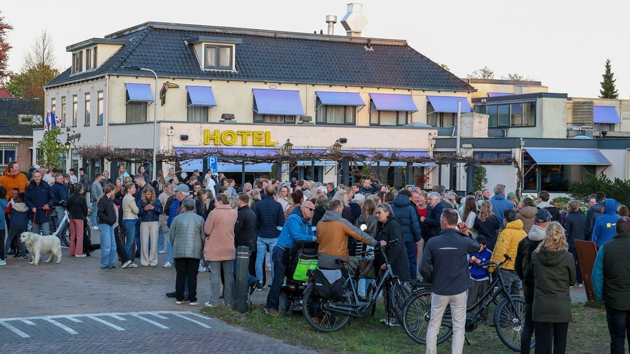 Drukte bij het hotel waar de koning en koningin slapen - CAMJO media