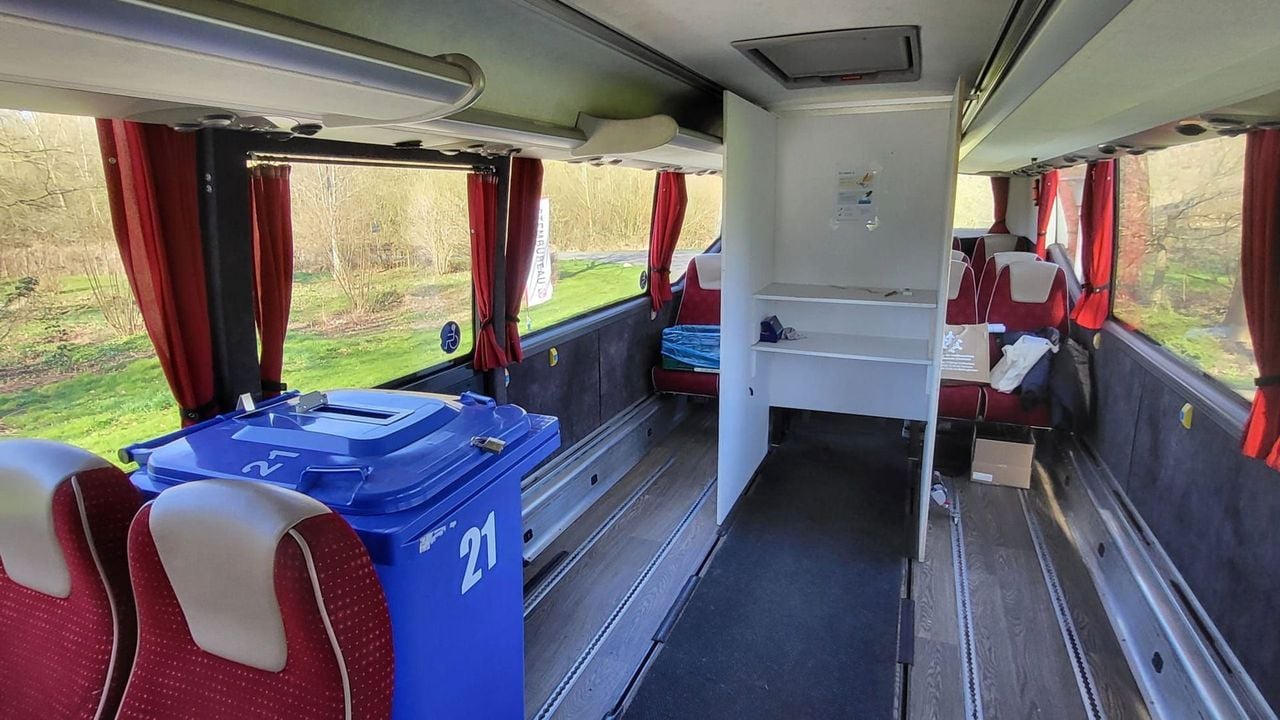 In Flevoland trekt de stembus door de provincie, waar kiezers in een touringcar kunnen stemmen - Omroep Flevoland