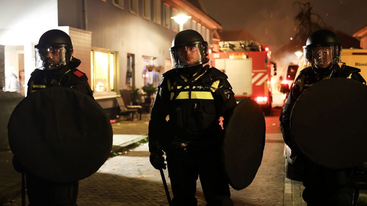 ME assisteert de brandweer in de Amsterdamse wijk Floradorp - ANP