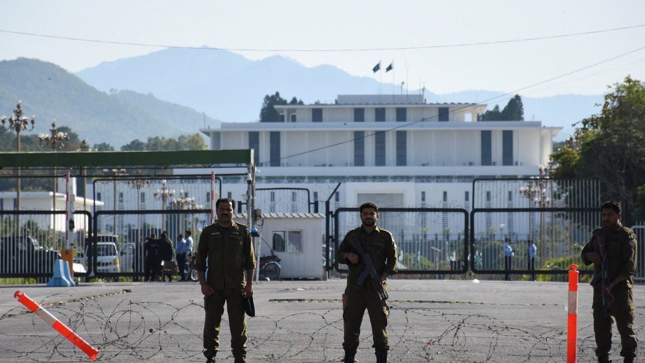 Politieagenten voor het Aiwan-e-Sadr, het presidentiële huis in Pakistan - Reuters