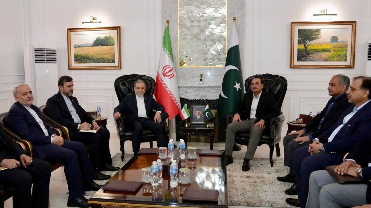 De Iraanse minister van Buitenlandse Zaken Araghchi (links) naast de Pakistaanse veldmaarschalk Asim Munir - Reuters