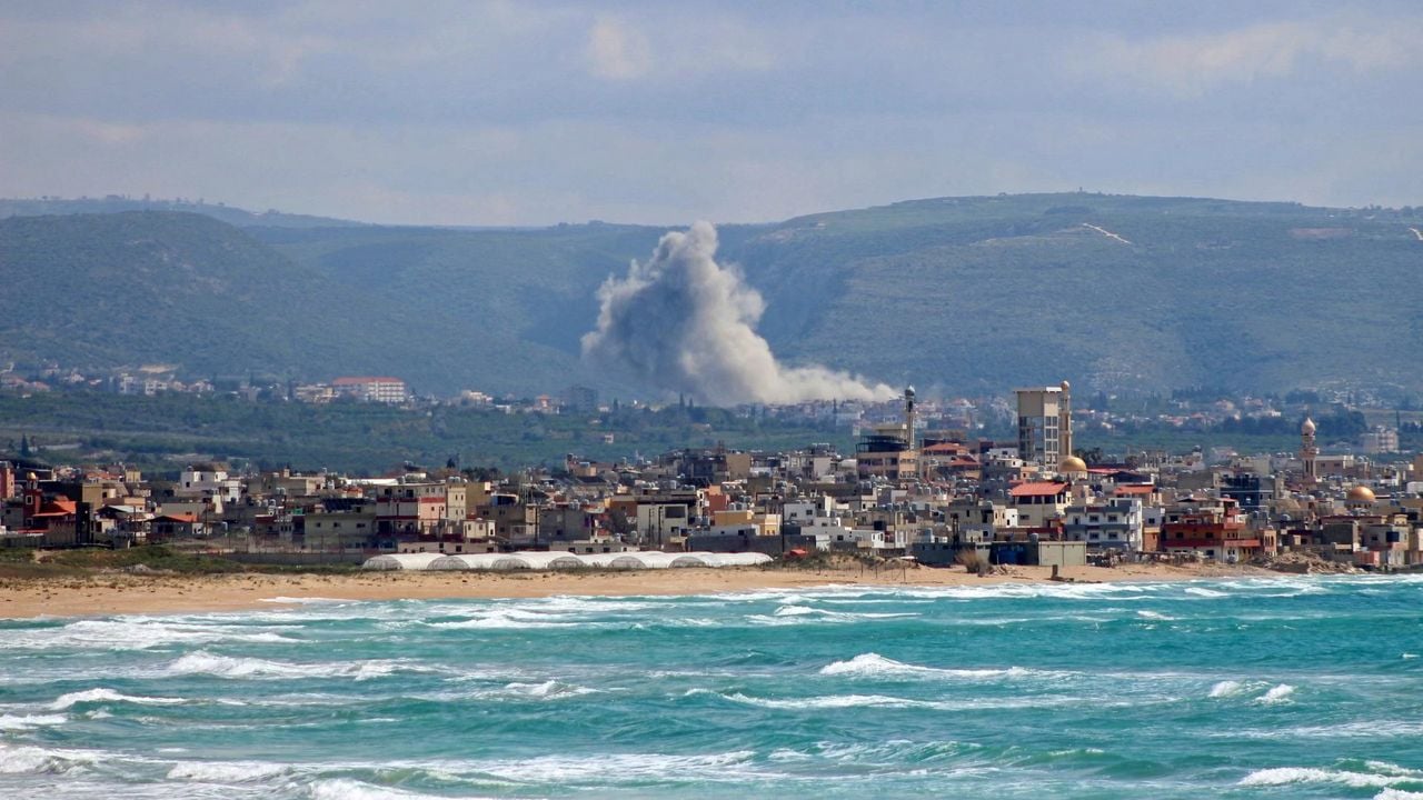 Rook boven het Libanese dorp Qlailah na een Israëlische aanval - AFP