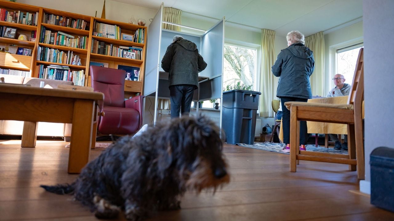 Het kleinste stembureau zit in de woonkamer van Wim - Jarno van den Noort