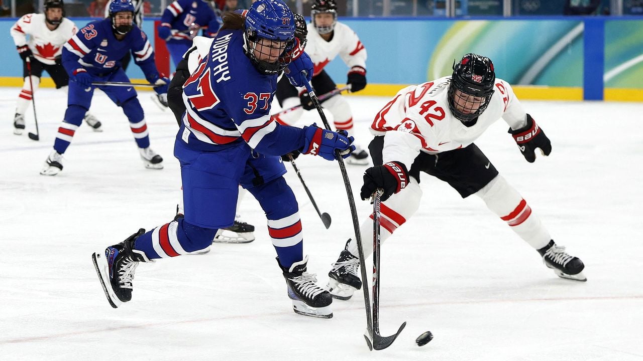 Speelsters van de Verenigde Staten en Canada duelleren - Reuters