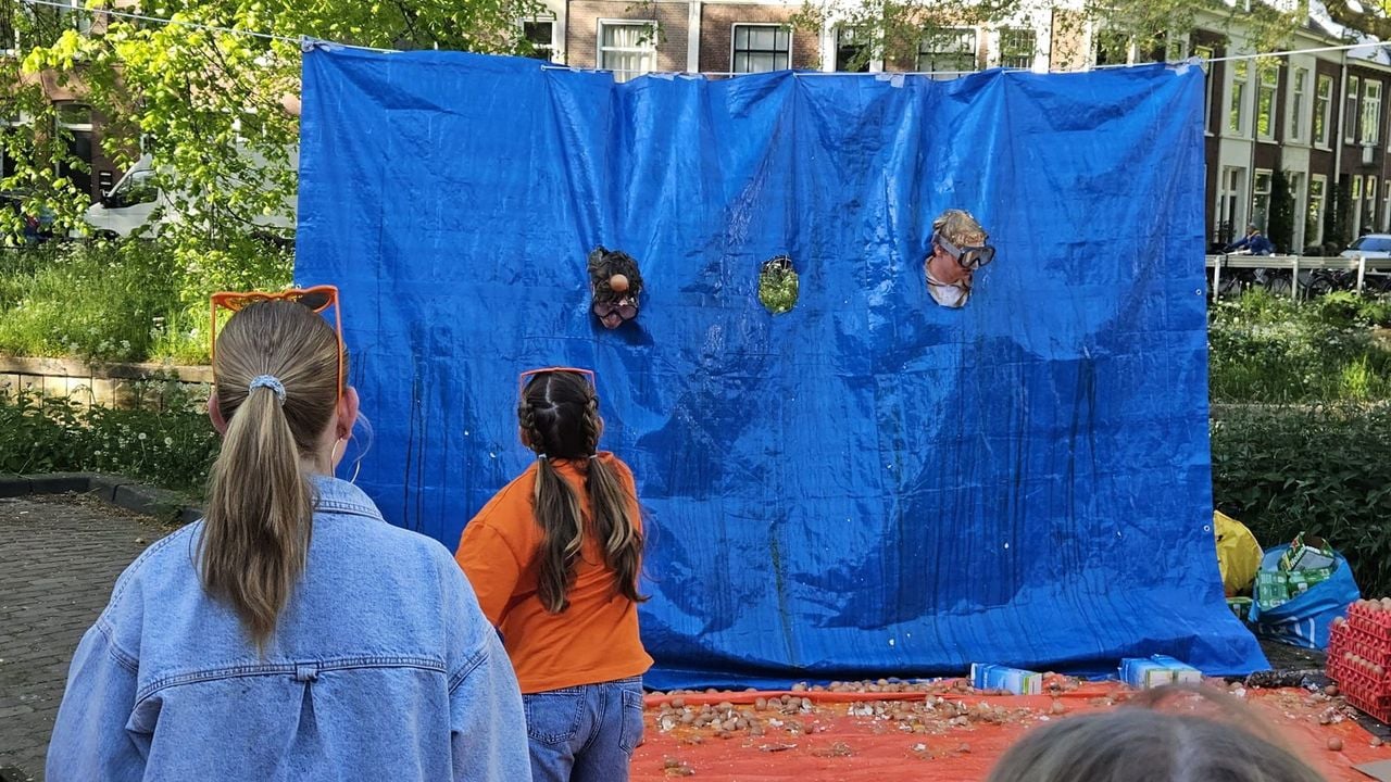 Studenten laten zich bekogelen met eieren - NOS