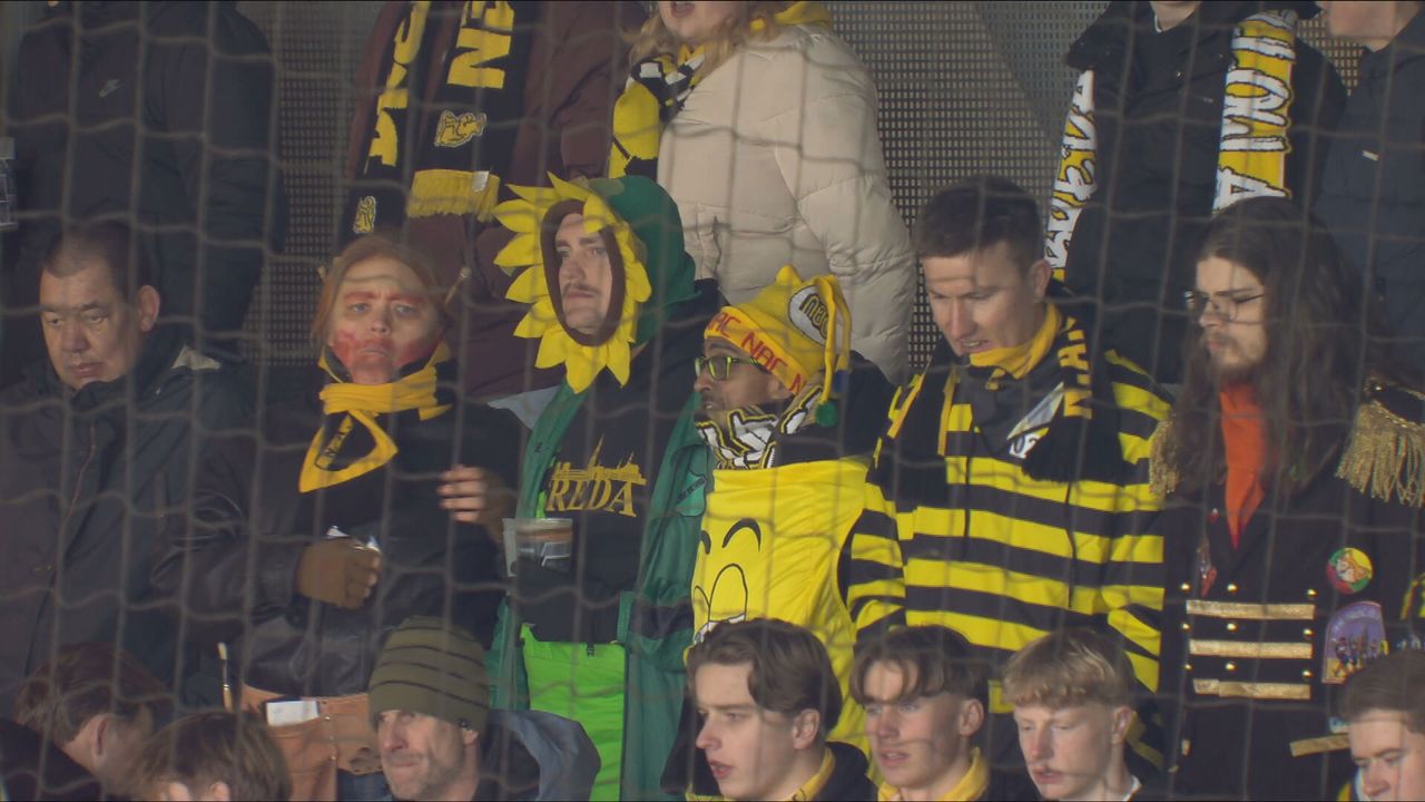 NAC-supporters in carnavalskostuums - NOS