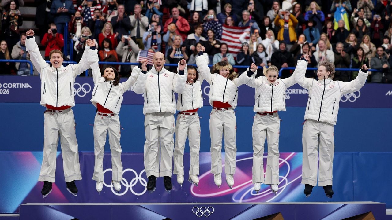 Een vreugdesprongetje bij de Amerikaanse kunstrijders, die de titel in de olympische landenwedstrijd prolongeerden. - Reuters