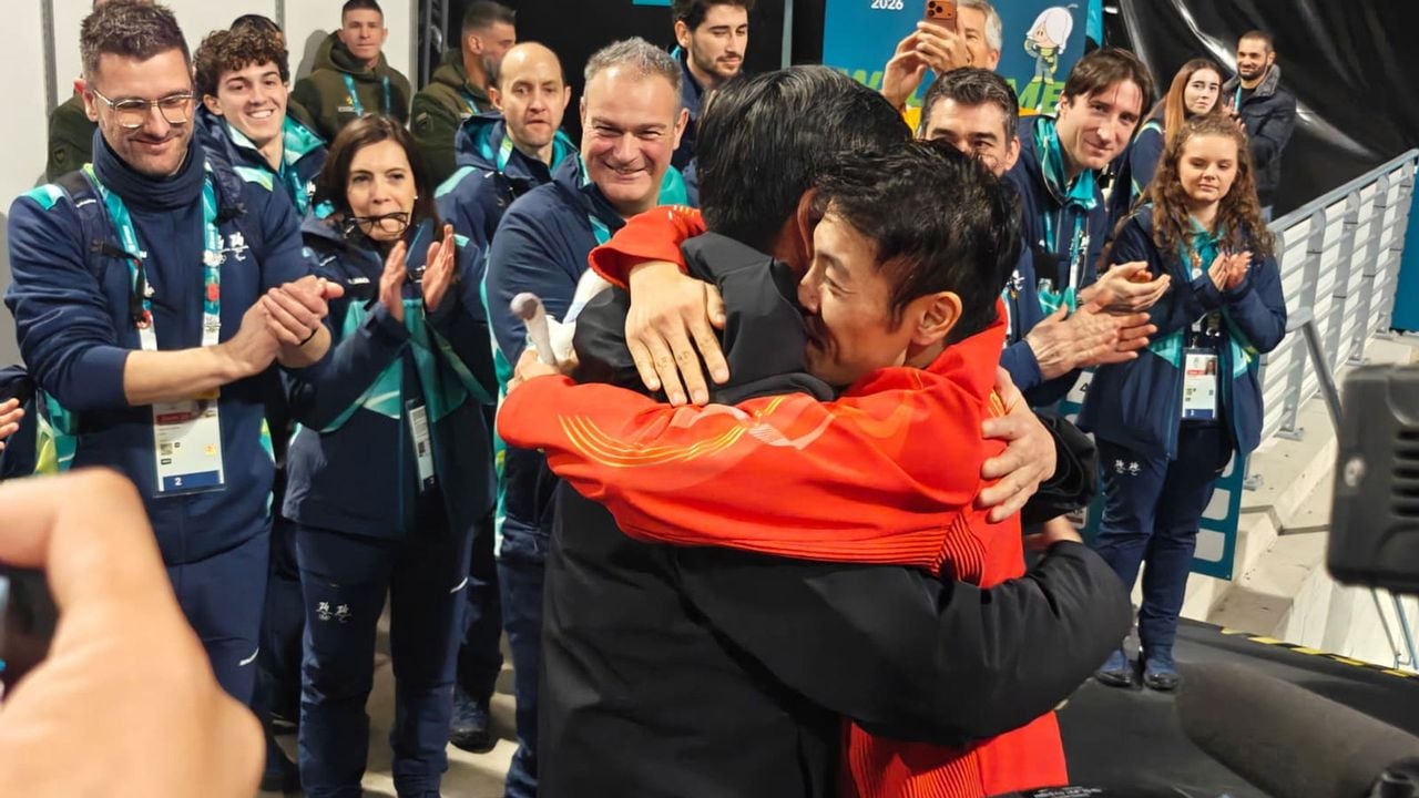 Een knuffel voor goudenmedaillewinnaar Ning Zhongyan - NOS / Sander Maassen van den Brink